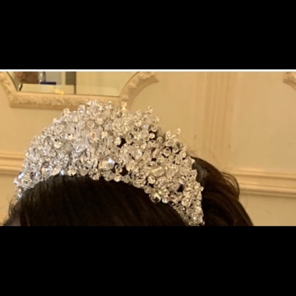 Three layers of elegant rhinestone crystal tiara.